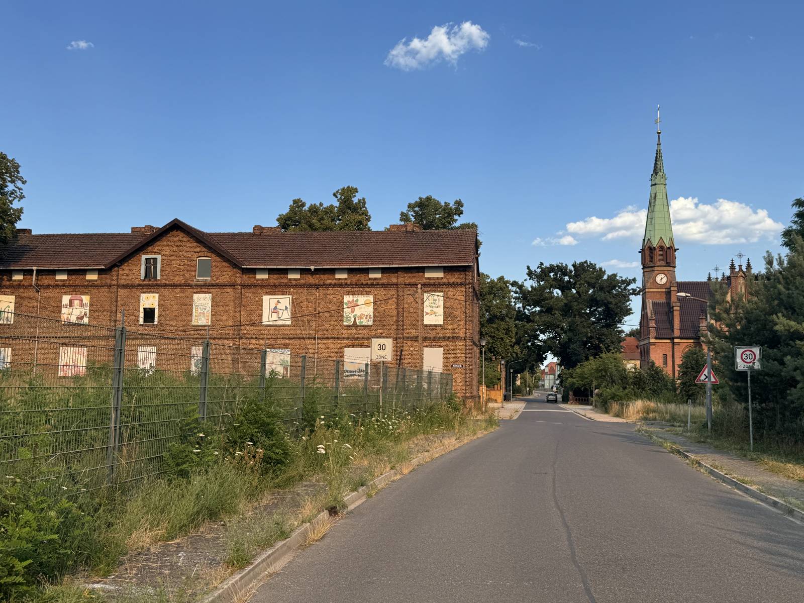 Straßenansicht mit Kirche